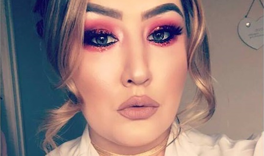 Joven inglesa es humillada por estar maquillada en su trabajo como cajera de supermercado