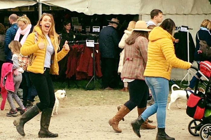 La graciosa reacción de joven que se encontró con 16 mujeres usando su misma chaqueta