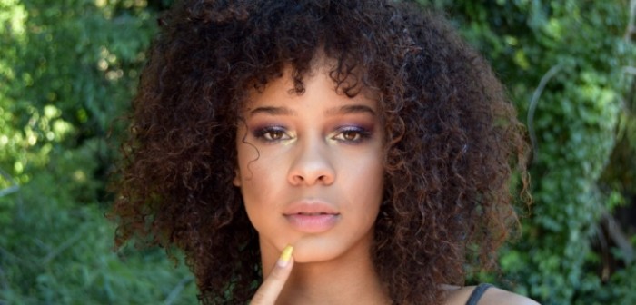 Joven se robó miradas con innovador vestido que diseñó ella misma con sólo $10 mil