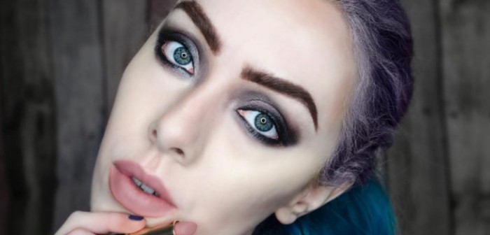 Bloguera viaja gratis por todo el mundo debido a su extravagante y colorido cabello