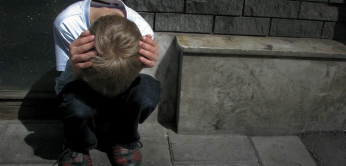 Pequeño acusa haber sido avergonzado por su propio profesor por tener un peinado diferente