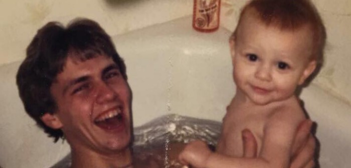 Padre e hijo recrearon antigua foto tras varios años y este fue el 'extraño' resultado