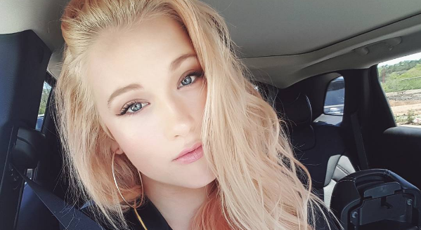 Vesta Lugg se lució con vestido rojo de encaje en los premios Billboard 2017