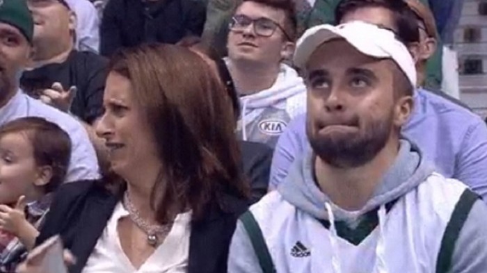 ¡Incómodo! Kiss Cam enfoca a madre e hijo en un partido de basketball
