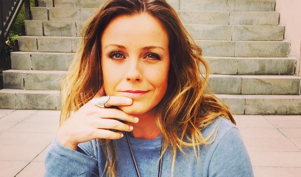 Claudia Conserva conquistó a sus seguidores con tierna foto de su niñez junto a su hermano