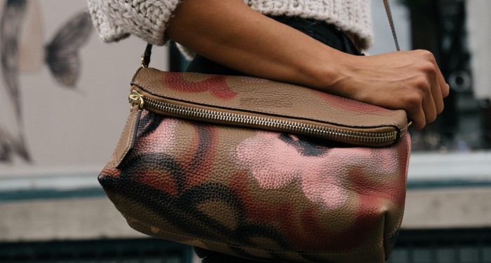 Mujer estadounidense compró cartera en Walmart y encontró terrible carta en su interior