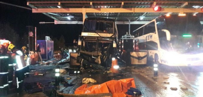 Bus choca contra garita de peaje en Ruta 5 Sur dejando 3 muertos y 11 heridos
