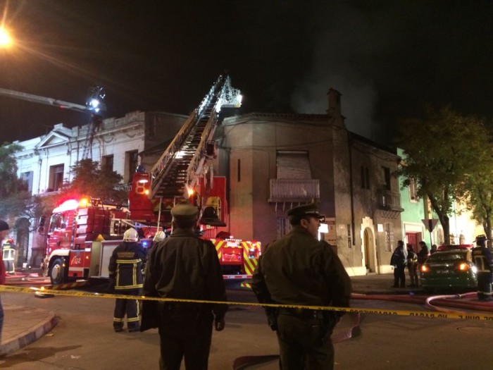 Violento incendio consume parte de un cité y deja 40 damnificados en Santiago Centro