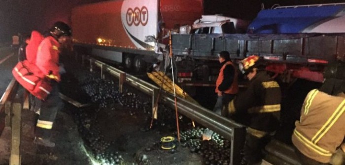 7 vehículos protagonizan colisión múltiple entre Retiro y Parral: hay 2 muertos