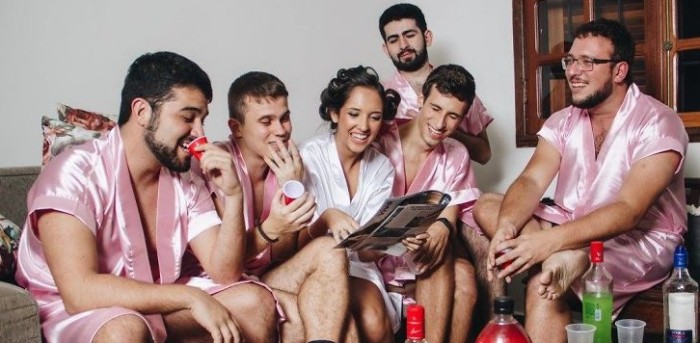 Novia sin amigas le pidió a compañeros ser sus 'damas de honor': el resultado es viral