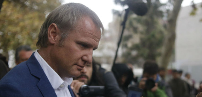 Grupo de jóvenes ataca a Felipe Kast tras actividad en Parque Bustamante