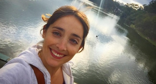 Actriz Francisca Walker cautiva con flamante estilo en sesión de fotos