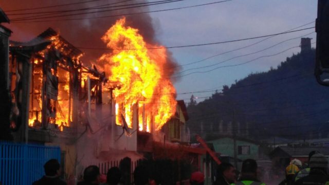 Incendio de gran magnitud afecta 10 casas en Lota: Bomberos acusan baja presión de grifos