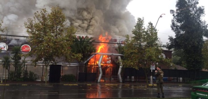 Incendio destruye totalmente icónica discoteque Las Urracas en Vitacura