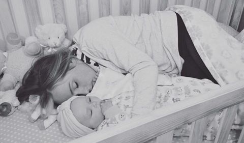 El conmovedor mensaje que oculta esta foto de una madre junto a su bebé en una cuna