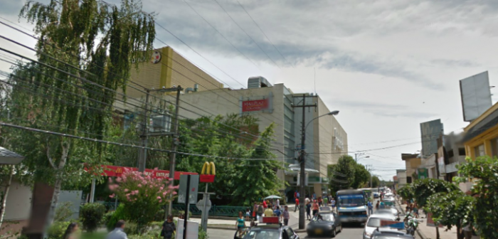 Hombre se desnuda en mall de Los Ángeles tras supuestamente sufrir robo en estacionamiento