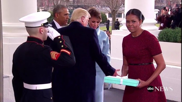 La razón del extraño gesto de Michelle Obama cuando recibió el regalo de Melania Trump