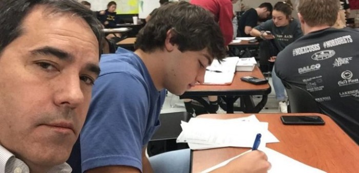La vergonzosa lección de un padre a su hijo adolescente por 'portarse mal' en clases