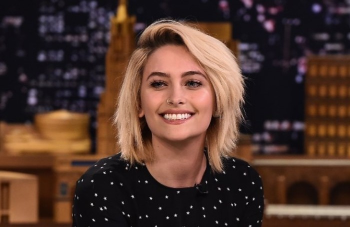 Hombre confunde a hija de Michael Jackson con una persona sin hogar en set de grabación