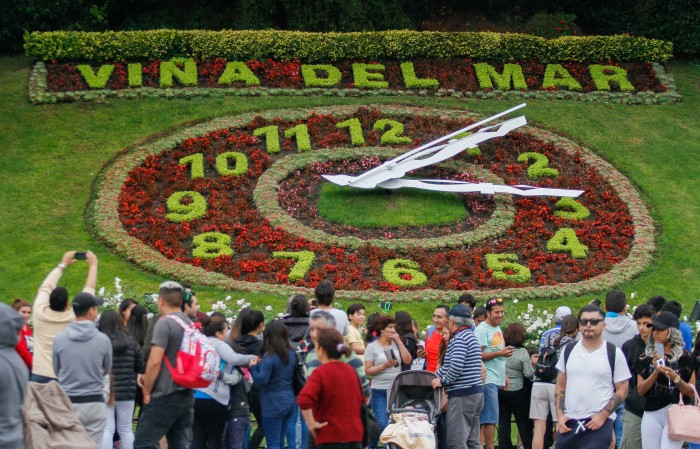 Captan momento exacto en que se destruye el reloj de flores de Viña del Mar