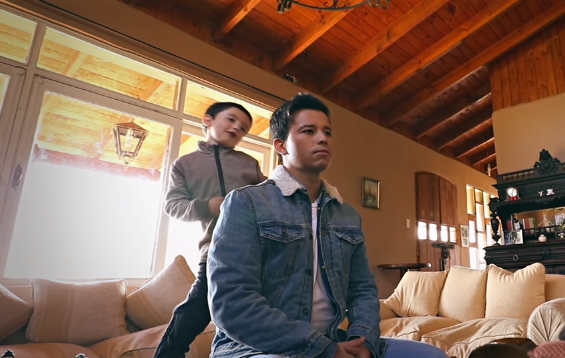 Hijo de Luis Pedraza se luce en nuevo videoclip del cantante dedicado a las madres