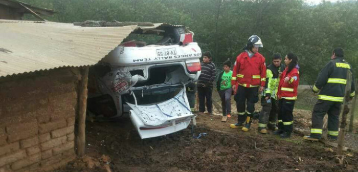 Vehículo del Rally Bío Bío vuelca espectacularmente junto a granja en Trehuaco