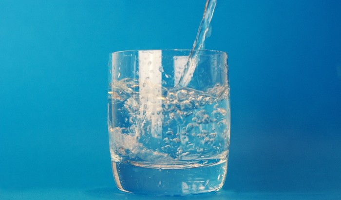 Este es el motivo por el que duele la cabeza si no tomas agua