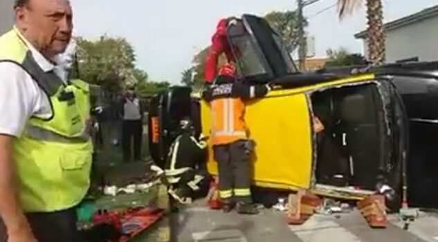 Madre e hijo quedaron atrapados en un taxi volcado tras choque con vehículo en Talca