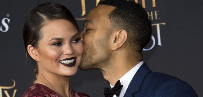El vergonzoso impasse que sufrió Chrissy Teigen durante concierto: mostró más de la cuenta