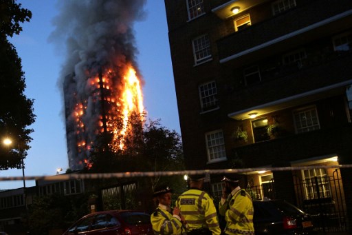 Aumenta a 17 el balance de muertos por incendio de edificio en Londres
