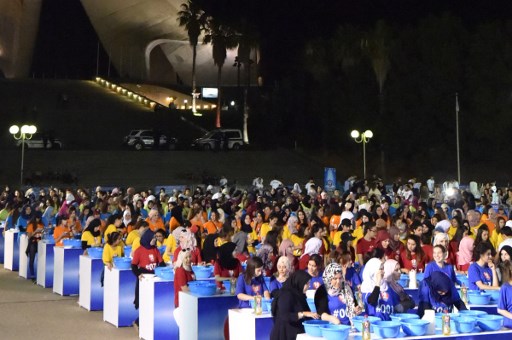 Más de 400 argelinas establecen récord Guinness lavando platos al mismo tiempo