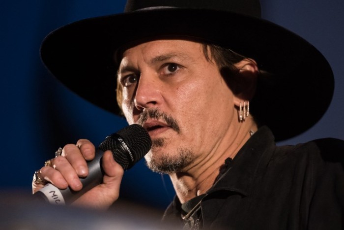 Johnny Depp se disculpa tras emitir cruda 
