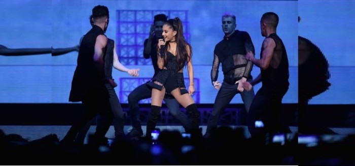 Ariana Grande reanudó gira en París tras atentado de Mánchester