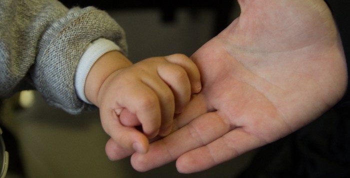 Niño muere en los brazos de su padre luego de tomarse una foto: se volvió viral