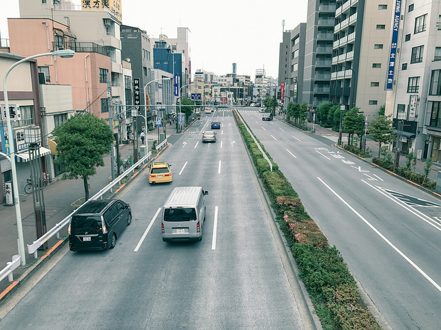 Dramático rescate de perrito en concurrida calle dejó con el alma en un hilo a cibernautas