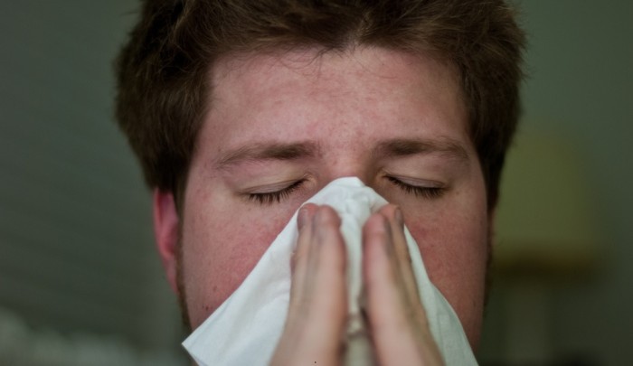 ¿Por qué no deberías sonarte con fuerza la nariz? Expertos exponen los peligros