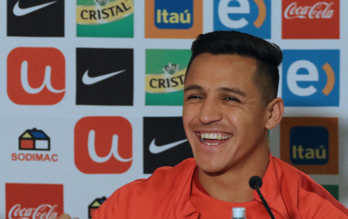 Un distendido Alexis Sánchez lanzó divertidas bromas a sus compañeros antes de la final