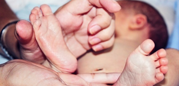 Respuesta de abuelo tras recibir imagen de nieto recién nacido sacó risas: se volvió viral