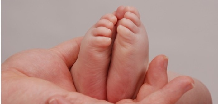 Inocente mensaje en ropa de bebés desató la molestia de un grupo de padres: 