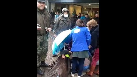 Hombre resulta herido tras caer letrero sobre su cabeza en Concepción