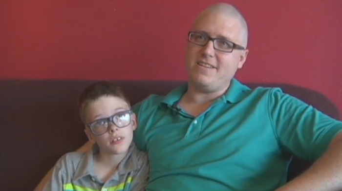 Bello gesto de padre con su hijo enfermo emocionó a Internet: se tatuó su misma cicatriz