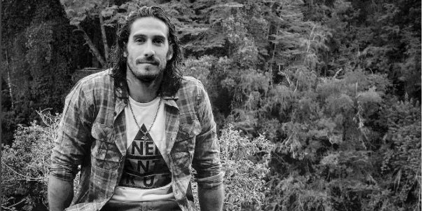 Imagen de Pedro Astorga abrazando a un tigre desata la molestia entre sus seguidores