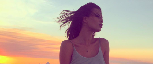 ¿Parecidas? Seguidores comparan a Julia Fernández con Silvina Varas en esta fotografía