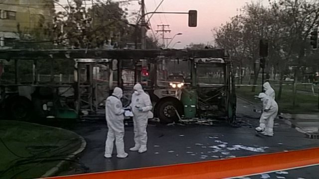 Encapuchados incendian bus del Transantiago en Villa Francia: piden no votar en primarias