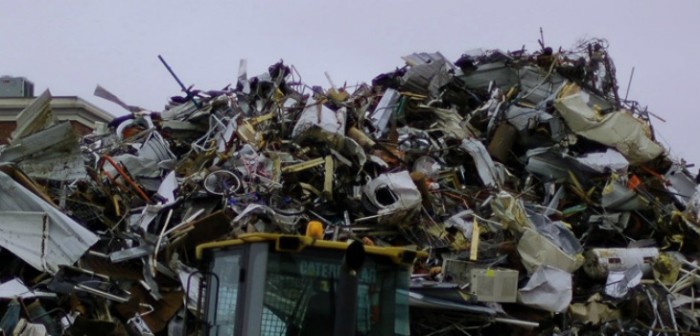 Polémica sesión de fotos refleja cómo seríamos si no botáramos la basura en cuatro años