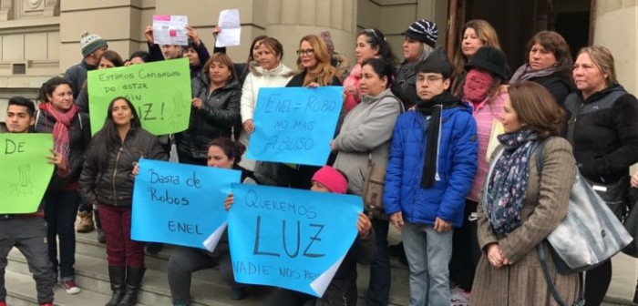 Cathy Barriga y vecinos de Maipú presentan demanda colectiva contra Enel por cortes de luz