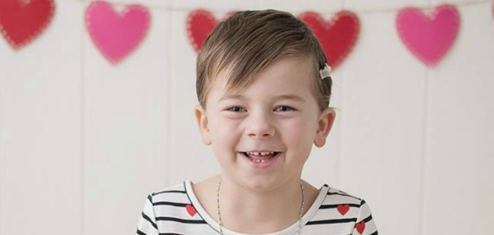 Niño de 5 años usa siempre vestidos para ir a su escuela católica: su madre lo apoya