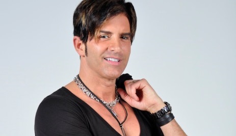 Dr. Robert Rey confesó uno de sus mayores secretos de belleza: usa una faja para dormir