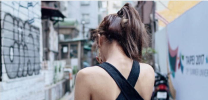 Mujer de 42 años llama la atención de seguidores por su eterna juventud: parece de 15