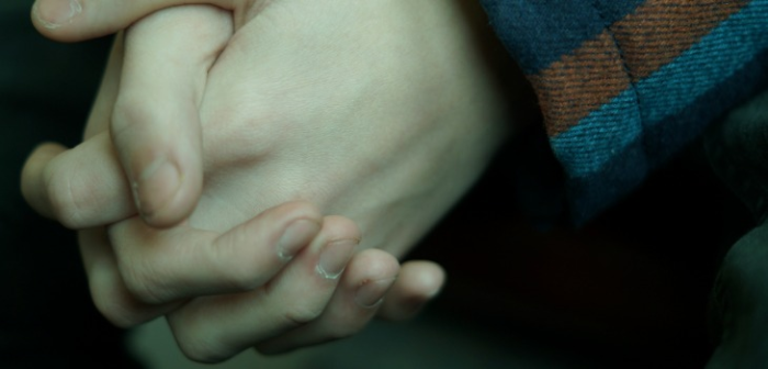 Madre quedó indignada tras notar que la escuela retocó la imagen de su hijo en el anuario